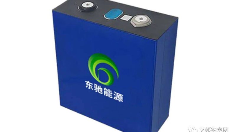 选择光伏组件时，应关注以下几个技术指标：